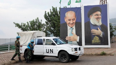 صورتان لـ حسن نصر ونبيه بري في العديسة جنوبي لبنان ـ رويترز