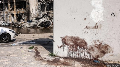 بقع دم على جدار مخفر للشرطة الإسرائيلية في سديروت