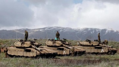 ضابط إسرائيلي يكشف أسباب استهداف مواقع للنظام قرب الجولان المحتل