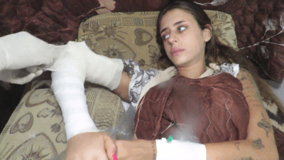 "كتائب القسام" تطبب رهينة إسرائيلية تعرضت لإصابة بالغة