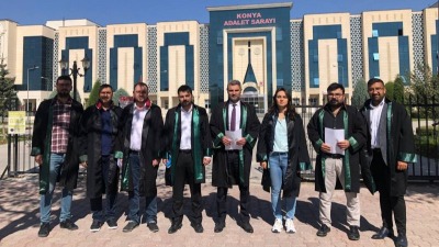 محامو حزب الجيد يقفون أمام القصر العدلي في قونية (Konya Postası)