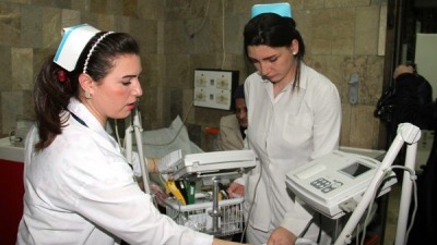 غرامات بالملايين وملاحقات قضائية.. عقوبات على تسرب الممرضات من العمل في سوريا