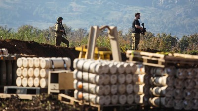 جنديان على الجانب الإسرائيلي من الحدود يراقبان ما يجري على الطرف اللبناني