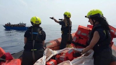 طواقم الإنقاذ في سفينة "هيومانيتي 1" الألمانية - AFP