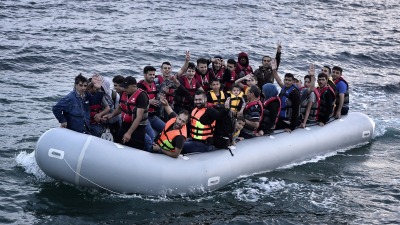 مجموعة من طالبي اللجوء خلال عملية إنقاذهم في البحر الأبيض المتوسط - AFP