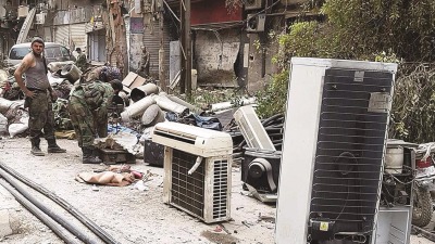 لجان تابعة للفرقة الرابعة تنبش ركام ريف دمشق بحثا عن مدخرات المدنيين