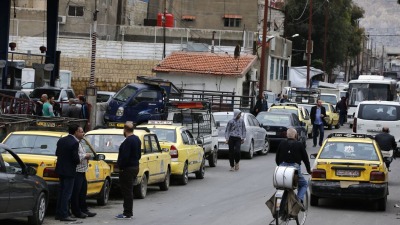 ائقون يصطفون للحصول على البنزين أمام محطة وقود في دمشق