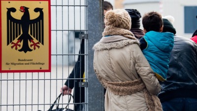 طالبو لجوء بانتظار جلسة الاستماع أمام إحدى المحاكم التابعة للمكتب الاتحادي للهجرة واللاجئين في ألمانيا (د ب أ)