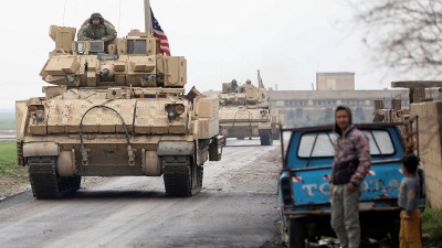 دبابتان أميركيتان في أحد الشوارع بشمال شرقي سوريا