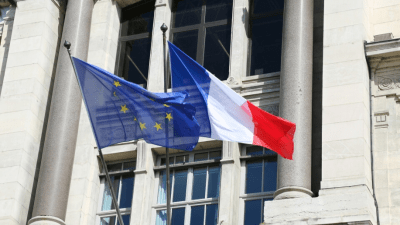 العلم الفرنسي وراية الاتحاد الأوروبي