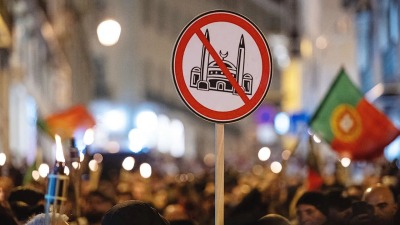 لافتة رفعت في إحدى الدول تشبه شاخصة مرورية تمنع بناء المساجد - المصدر: إيكونوميست