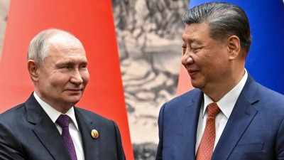 الرئيس الصيني شي جين بينغ برفقة الرئيس الروسي فلاديمير بوتين