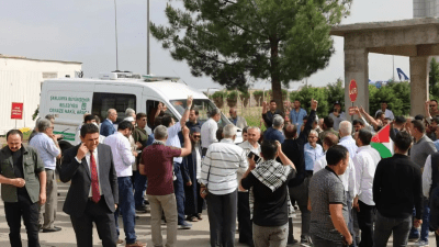 מכונית המובילה את גופתו של האזרח הטורקי חסן סקאלאן (תקשורת טורקית)