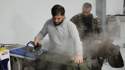 عمال في ورشة تصنيع ملابس بولاية أضنة (İHA)