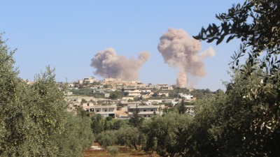 قصف روسي سابق على أطرف قرية حفسرجة غربي إدلب (الدفاع المدني السوري)