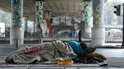 شاب مشرد ينام تحت "جسر الرئيس" وسط العاصمة دمشق (إنرتنت)