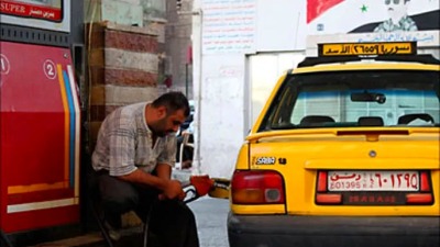 أعلنت "وزارة التجارة الداخلية وحماية المستهلك" في حكومة النظام، تخفيض سعر البنزين في سوريا، بمقدار 224 ليرة سوريّة، بعد نحو أسبوعين من رفعه بمقدار 500 ليرة.