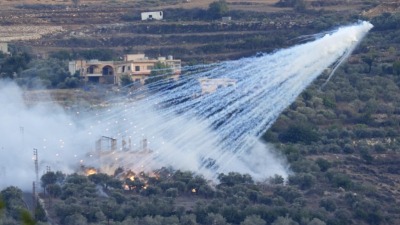 قصف مدفعي إسرائيلي بقذائف الفوسفور الأبيض على بلدة البستان جنوبي لبنان - 15 تشرين الأول 2023 (AP)