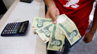 الريال يهوي أمام الدولار.. مقتل إبراهيم رئيسي ينعكس سلباً على الاقتصاد الإيراني