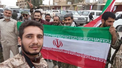 عناصر من ميليشيا "الحرس الثوري" يرفعون العلم الإيراني في محافظة دير الزور - إنترنت
