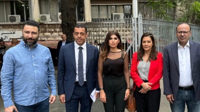 الزميلة مايا هاشم في الوسط إلى جانب المحامين الموكلين بالمرافعة في القضية