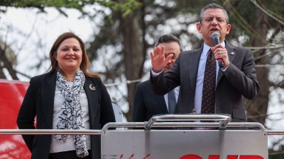 رئيسة بلدية أفيون قره حصار بورجو كوكسال تقف إلى جانب زعيم حزب الشعب الجمهوري أوزغور أوزال