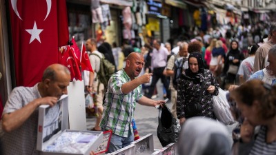 وأشار إلى أن المواطنون سيبدؤون في الشعور بانخفاض أسعار المستهلكين هذا الصيف - AFP