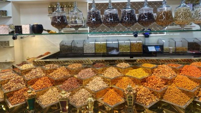 محلات سورية تبيع المكسرات وضيافة العيد في مصر، القاهرة، حزيران/يونيو 2024 (تلفزيون سوريا)
