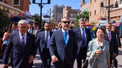 فيدان خلال زيارته إلى منطقة شينجيانغ الأويغورية ذاتية الحكم