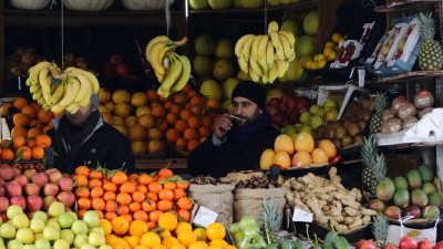 سعر الطازجة مرتفع.. ضعف القوة الشرائية يدفع السوريين نحو الخضار والفواكه البائتة