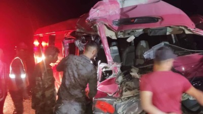 مقتل وإصابة 8 أشخاص باصطدام حافلة وشاحنة على طريق حمص - دمشق