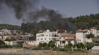 الدخان يتصاعد من المنزل الذي قصفه الاحتلال بقذائف "انيرجا" في "حرش السعادة" غرب جنين (تصوير: محمد منصور/وفا)