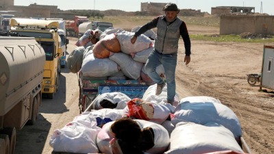 سوري يقف فوق شاحنة محملة بالمساعدات المتوجهة إلى إعزاز بريف حلب بعد الزلزال المدمر- التاريخ 9 شباط 2023