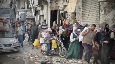 فلسطينيون يحملون ما تيسر من ممتلكاتهم وينزحون من شرق خان يونس، بعد أوامر أصدرها الجيش الإسرائيلي بإخلاء المنطقة، جنوبي قطاع غزة، 8 آب/أغسطس 2024 (الأناضول)