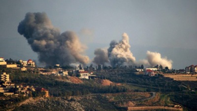 تصاعد الدخان جراء الغارات الإسرائيلية على بلدة الخيام في جنوب لبنان (AFP)