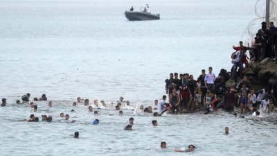 وصل المهاجرون إلى سبتة عن طريق البحر بأعداد متزايدة من المغرب (رويترز)