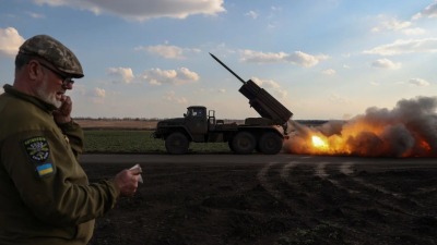 أفراد من الجيش الأوكراني يطلقون صاروخا من طراز BM-21 Grad (MLRS) على القوات الروسية، في منطقة دونيتسك،أوكرانيا في 27 مارس/آذار 2024 ـ (رويترز)