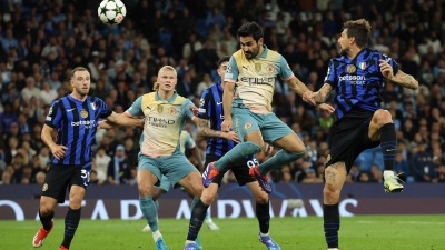 دوري أبطال أوروبا.. مدافع إنتر ميلان يفاجئ هالاند بطلب غريب 