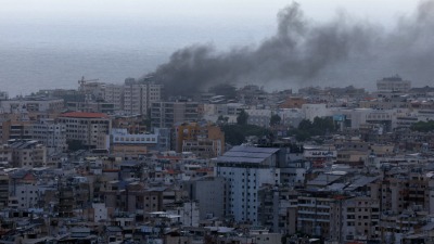 تصاعد الدخان من الضاحية الجنوبية في بيروت بعد غارة إسرائيلية (رويترز)