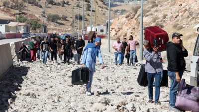 عبور النازحين من لبنان إلى سوريا عبر نقطة المصنع - رويترز